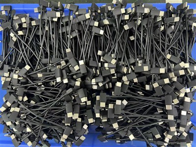 30000 unidades de USB-C a USB-C con curvatura de 90 grados